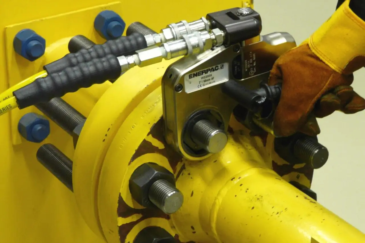 hydraulic torque wrench bolt tensioning